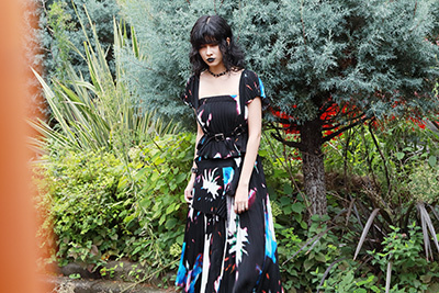 リミ フゥと小日向しえがコラボ、大人の女性のためのセーラーカラーワンピース発売 - ファッションプレス