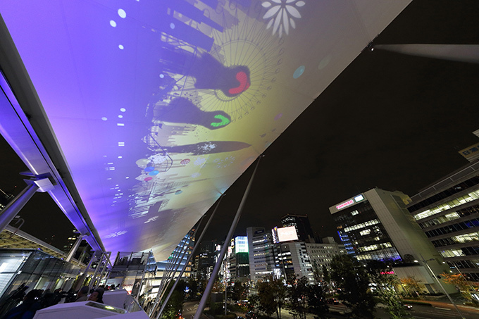 東京駅八重洲口に約200mのクリスマスインスタレーション、光を乗せた列車が走り出す | 写真