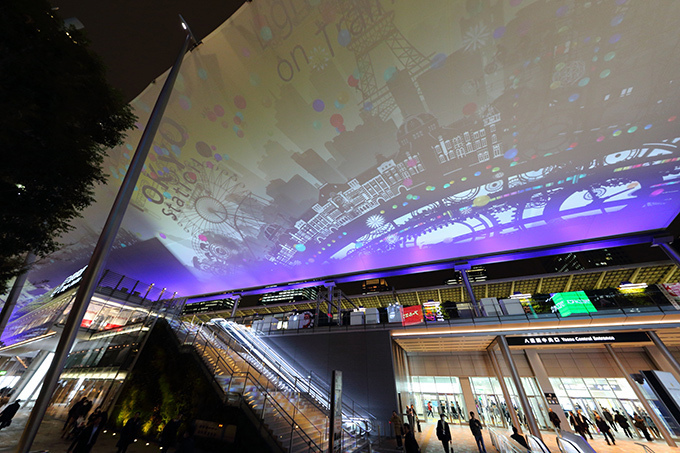 東京駅八重洲口に約200mのクリスマスインスタレーション、光を乗せた列車が走り出す｜写真7