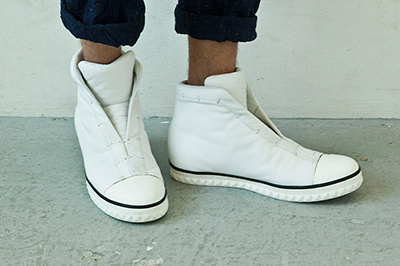 カズユキ クマガイ×ホワイトフラッグス、コラボスニーカー発売 - シューレースのないミニマルな1足