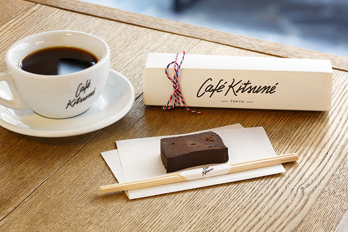 カフェ キツネの「TOFU CHOCOLAT」千利休が考案した箸で頂く、ヘルシーな和ショコラ | 写真