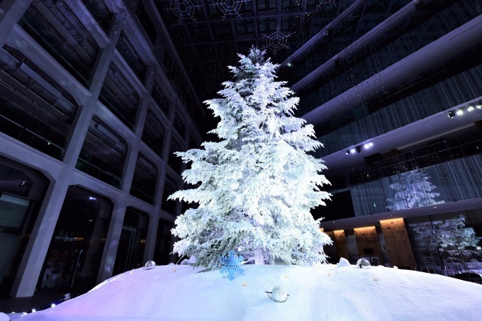 丸の内kitteのクリスマス ホワイト キッテ 屋内日本最大級のツリーを背景にオケのコンサート ファッションプレス