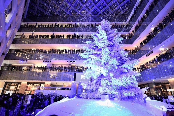 丸の内KITTEのクリスマス「ホワイト キッテ」屋内日本最大級のツリーを背景にオケのコンサート｜写真2