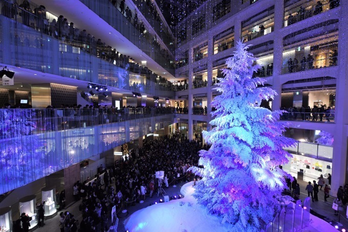 丸の内KITTEのクリスマス「ホワイト キッテ」屋内日本最大級のツリーを背景にオケのコンサート｜写真4