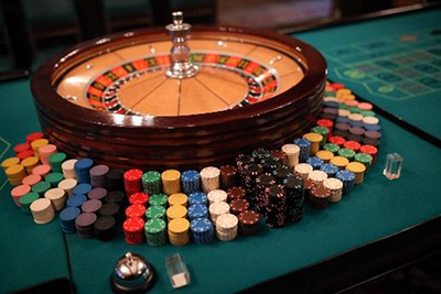 ミシュラン｜小笠原伯爵邸でカジノ・ジャズを堪能する、大人のクリスマスパーティ「聖なる薔薇の夜会」開催