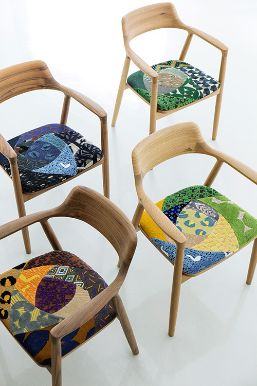 ミナ ペルホネン×マルニ木工の限定チェアが新宿で-余り布のパッチワークと木目を活かした個性的な椅子 | 写真