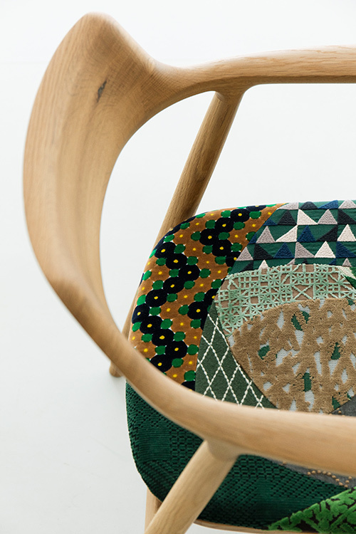 ミナ ペルホネン×マルニ木工の限定チェアが新宿で-余り布のパッチワークと木目を活かした個性的な椅子｜写真3