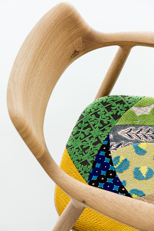 ミナ ペルホネン×マルニ木工の限定チェアが新宿で-余り布のパッチワークと木目を活かした個性的な椅子｜写真5