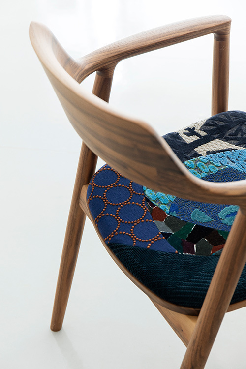 ミナ ペルホネン×マルニ木工の限定チェアが新宿で-余り布のパッチワークと木目を活かした個性的な椅子｜写真6