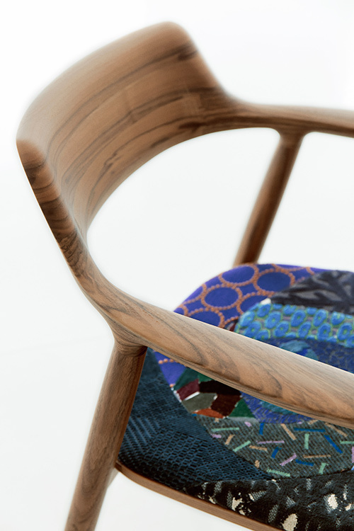 ミナ ペルホネン×マルニ木工の限定チェアが新宿で-余り布のパッチワークと木目を活かした個性的な椅子｜写真7