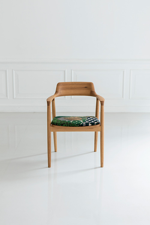 ミナ ペルホネン×マルニ木工の限定チェアが新宿で-余り布のパッチワークと木目を活かした個性的な椅子｜写真10