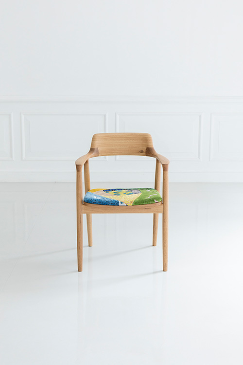 ミナ ペルホネン×マルニ木工の限定チェアが新宿で-余り布のパッチワークと木目を活かした個性的な椅子｜写真11
