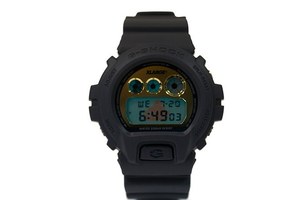 エクストララージ×G-SHOCK、ネイビーにゴールドが映えるシックな時計 