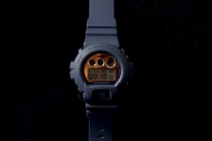 エクストララージ×G-SHOCK、ネイビーにゴールドが映えるシックな