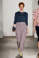 よそよそしいエレガントさと、子供のような純真な強さ - カレンウォーカー(KAREN WALKER) 2012年春夏コレクション｜写真4