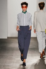 よそよそしいエレガントさと、子供のような純真な強さ - カレンウォーカー(KAREN WALKER) 2012年春夏コレクション｜写真24