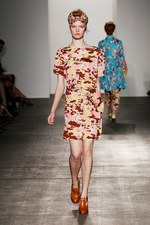 よそよそしいエレガントさと、子供のような純真な強さ - カレンウォーカー(KAREN WALKER) 2012年春夏コレクション｜写真35