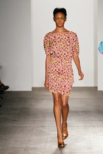 よそよそしいエレガントさと、子供のような純真な強さ - カレンウォーカー(KAREN WALKER) 2012年春夏コレクション｜写真37