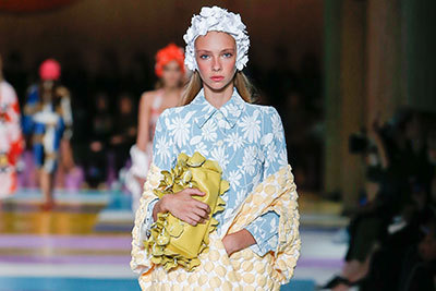 ビーチサンダル｜ミュウミュウ 2017年春夏コレクション - 花々が舞い踊る夏のビーチルック