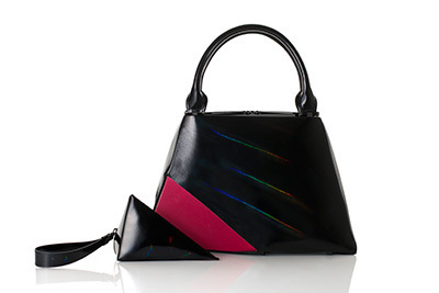 イッセイ ミヤケ、ホリデーシーズン限定のバッグ＆ポーチ - 虹色の光を放つレザー調素材
