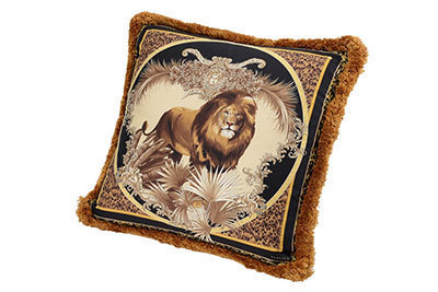 ヴェルサーチ ホームの限定ストアが西武池袋に、動物モチーフのクッション先行発売