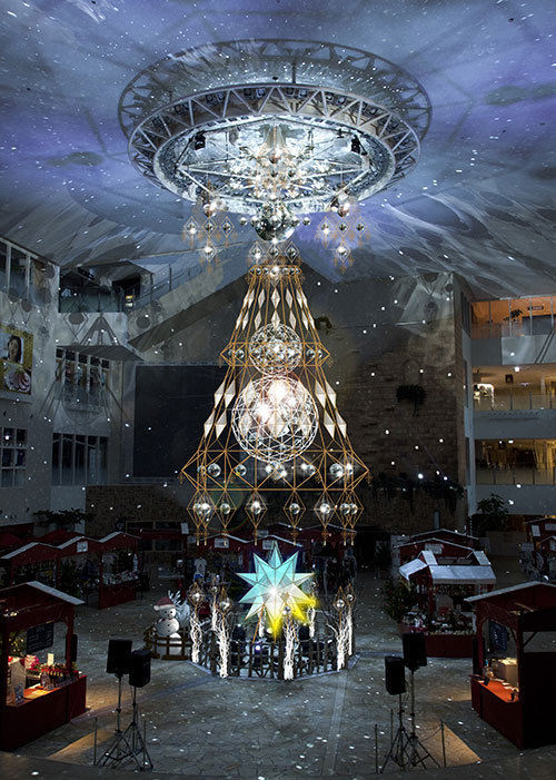 阪急うめだ本店のクリスマスイルミネーション、全長8mのミラーボール・ヒンメリが出現 | 写真