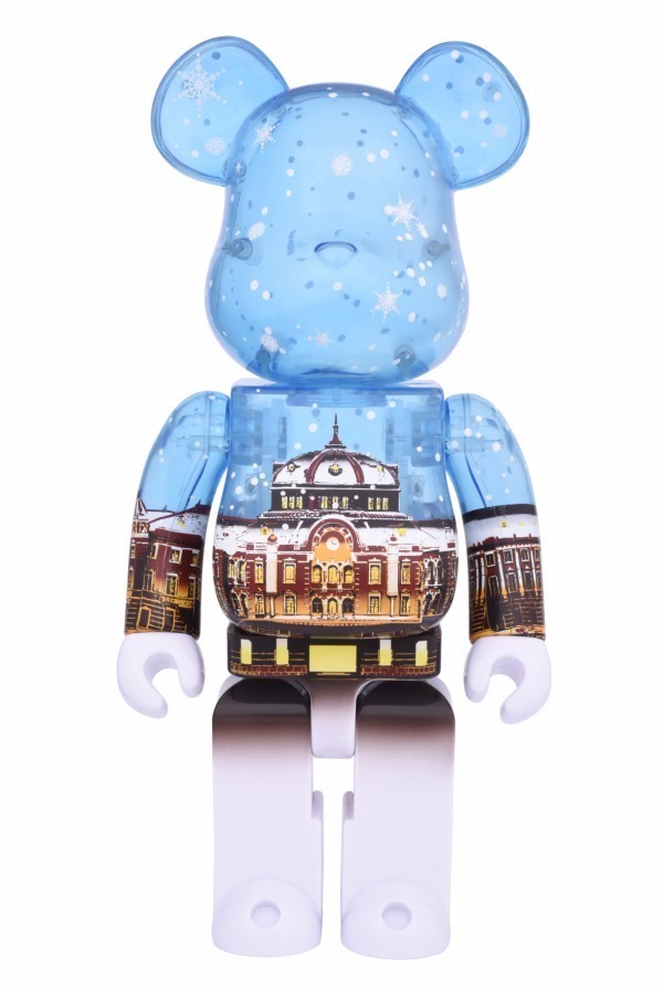 ベアブリック×東京駅、雪化粧をした駅舎を鮮やかな色彩で表したモデルのビッグサイズを販売｜写真1