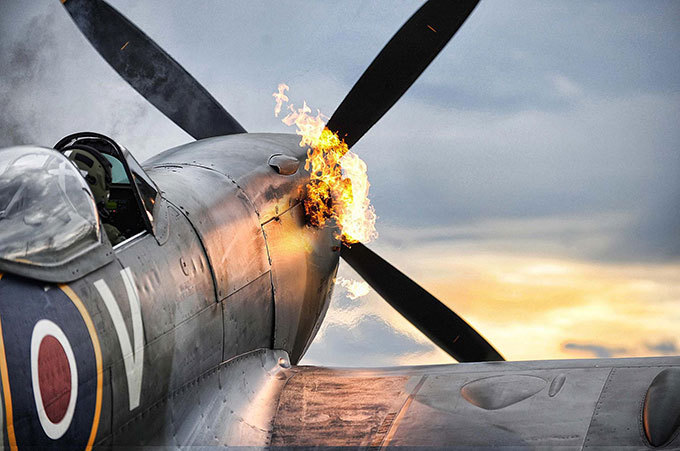 グローブ・トロッターから英国の戦闘機「スピットファイア」に着想を得た迷彩柄ケース | 写真