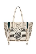 クロエの人気バッグがホリデーデザインに、アルファベットにフォーカスした限定ブティックも全国へ｜写真1