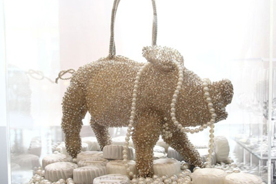 アンテプリマ青山店でレスリー・キーのチャリティ写真展開催 - ハズレなしの豪華賞品が当たる「ガチャガチャ」も店頭設置