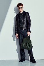 ボッテガ・ヴェネタ17年メンズプレフォールコレクション - 幾何学柄のスーツを上品にカジュアルダウン｜写真1