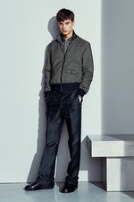 ボッテガ・ヴェネタ17年メンズプレフォールコレクション - 幾何学柄のスーツを上品にカジュアルダウン｜写真4