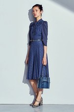 ボッテガ・ヴェネタ 17年ウィメンズプレフォール - アースカラーで、秋らしくエレガントな装い｜写真2