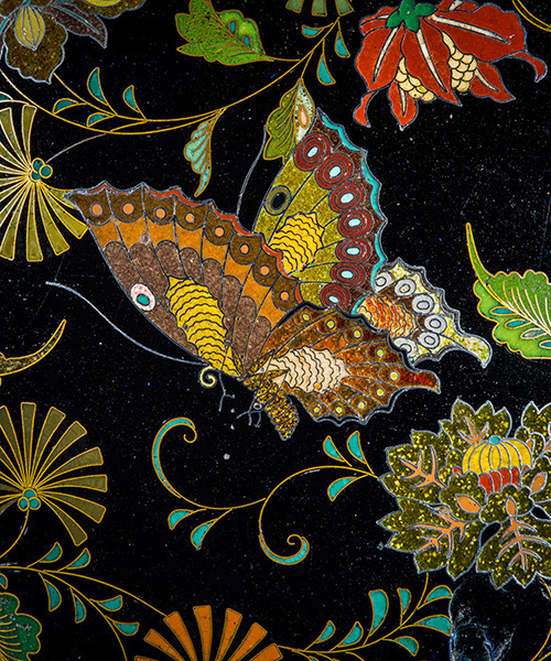 「並河靖之七宝展」が東京都庭園美術館で開催 - 透き通る黒に浮かび上がる、色とりどりの蝶や草花｜写真3