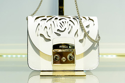 フルラから切り絵作家とのコラボバッグ＆財布 - ピンクやゴールドの革に芍薬の花、ブランド90周年記念