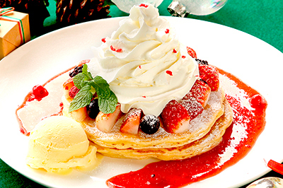 ハワイ｜クア・アイナからクリスマス限定パンケーキ、ツリー風のホイップに5種類のベリー