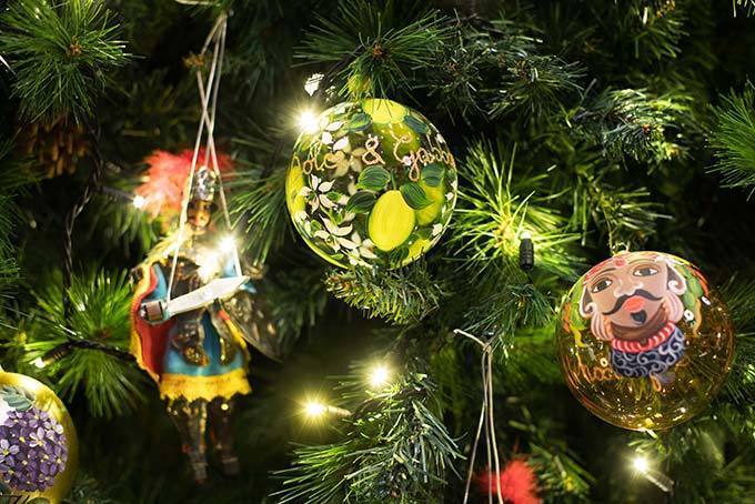 ドルチェ＆ガッバーナ、ザ・リッツ・カールトン東京のクリスマスツリーをデザイン | 写真