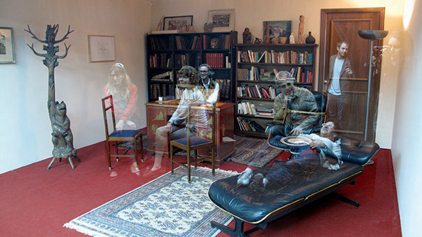 レアンドロ・エルリッヒ《精神分析医の診察室》2005年 ソファ、本棚、机、椅子、カーペット、ガラス、照明のある同じサイズの2部屋 サイズ可変 展示風景：プロア財団、ブエノスアイレス、2013年 撮影：Clara Cullen ※参考図版