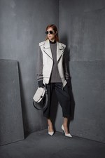 マイケル・コース コレクション 17年プレフォール 、グラマーなシルエットとメンズライクなディテール｜写真2