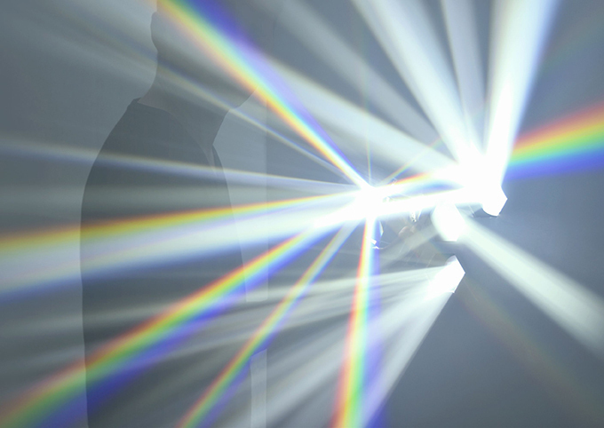 吉岡徳仁の展覧会が資生堂ギャラリーで - プリズムの光を体感する新作「スペクトル」インスタレーション｜写真2