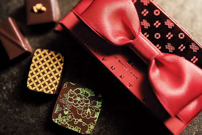 アンリ・ルルーの17年バレンタイン - 京友禅のBOXにほうじ茶やユズのボン・ボンショコラを | 写真