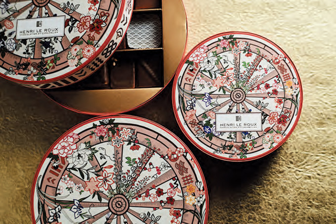アンリ・ルルーの17年バレンタイン - 京友禅のBOXにほうじ茶やユズのボン・ボンショコラを | 写真
