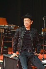布袋寅泰×タケオキクチ、“ギタリズム柄”のリバーシブルMA-1や