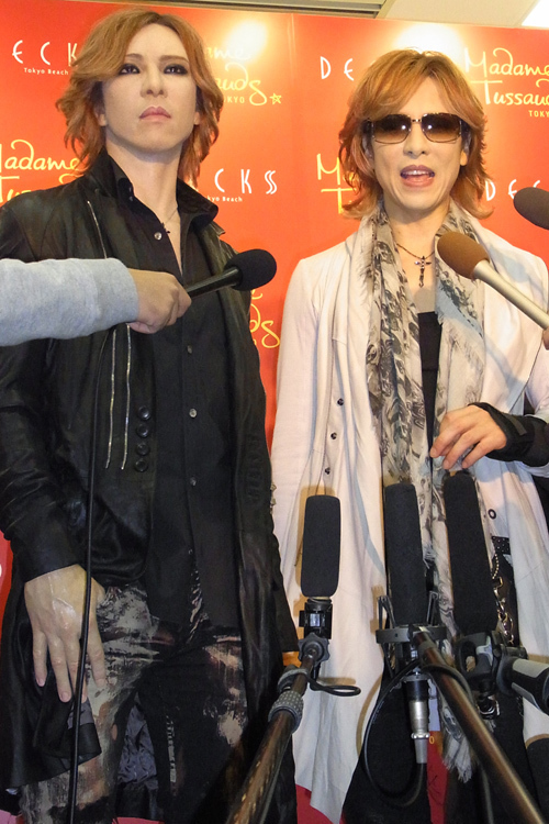 YOSHIKIが2人?!本人が等身大フィギュアとご対面