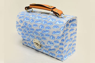 ジュリアン デイヴィッド、葛飾北斎からインスピレーションを得た‟波”モチーフバッグ発売