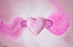 ラッシュより、バレンタイン限定バスグッズ、ハートやキューピッドモチーフのバスボムなど｜写真1