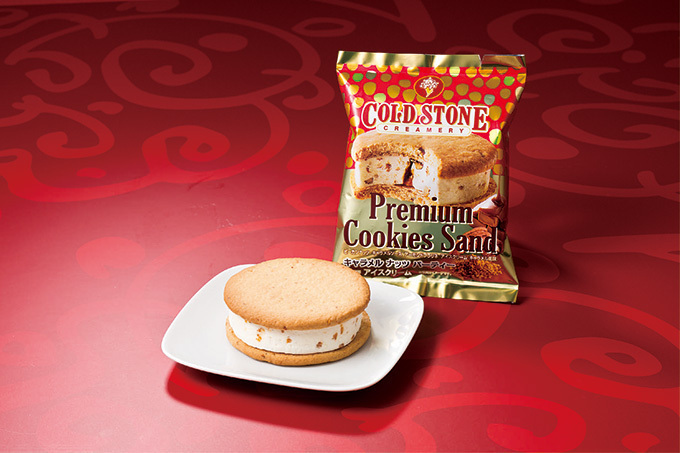 コールドストーンのクッキーサンド「キャラメル ナッツ パーティー」全国のセブンで発売 | 写真
