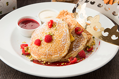 サラベスから限定「ガレット・デ・ロワ パンケーキ」仏のお正月菓子を再現、パイ生地を挟んで