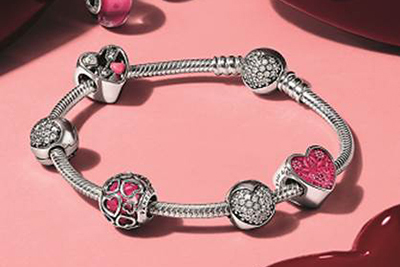 パンドラのバレンタインジュエリー、ピンクハートのブレスレット＆ロケット型ネックレス