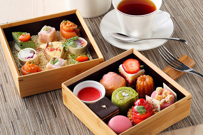 リーガロイヤルホテル京都から、お重箱に入った苺のアフタヌーンティーセット | 写真